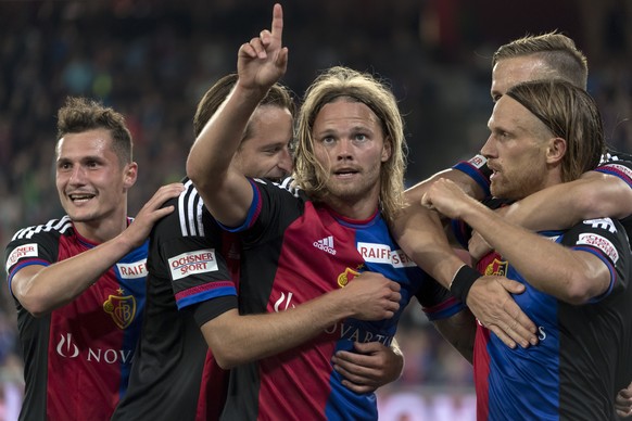 Die Basler jubeln ueber das 2:0 von Birkir Bjarnason, Mitte, im Fussball Meisterschaftsspiel der Super League zwischen dem FC Basel 1893 und dem BSC Young Boys, im Stadion St. Jakob-Park in Basel, am  ...