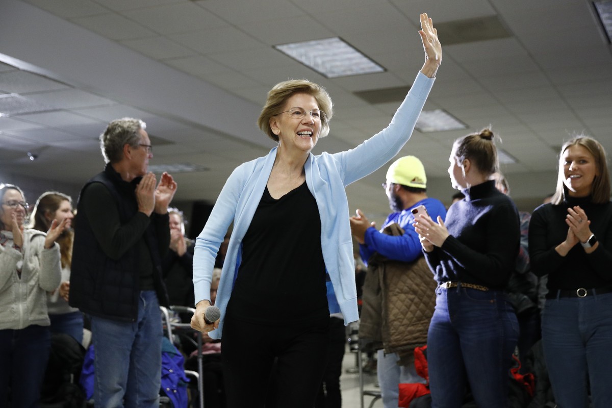 Democratic presidential candidate Sen. Elizabeth Warren, D-Mass., arrives to speak at a campaign event, Monday, Jan. 20, 2020, in Grimes, Iowa. (AP Photo/Patrick Semansky)
Elizabeth Warren