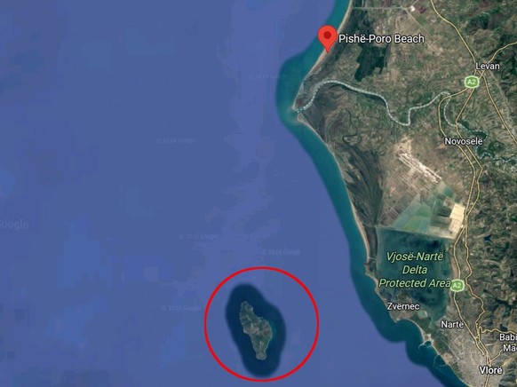 Der Stein des Anstosses: die Insel Sazan vis-à-vis von Zvernec.