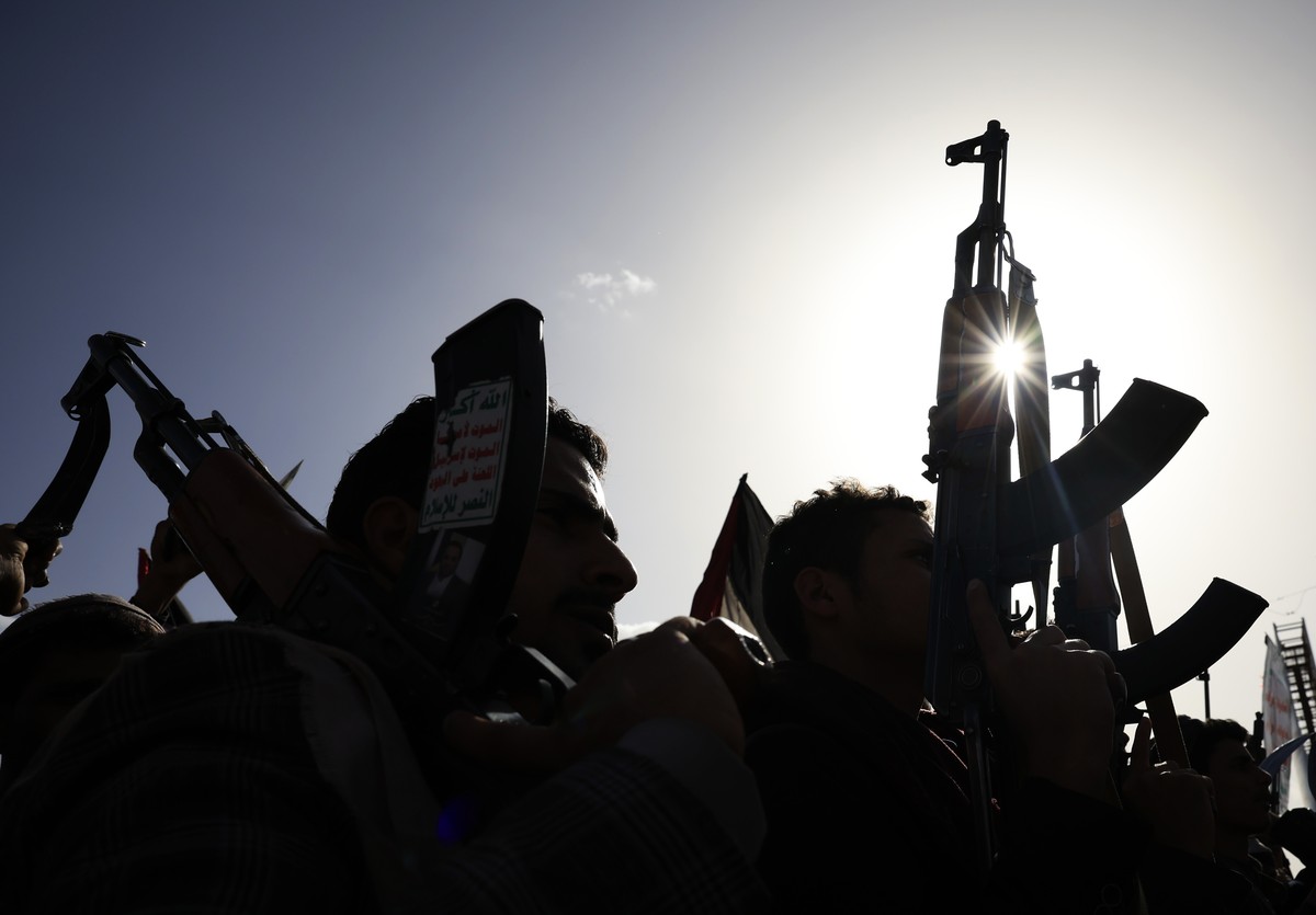 epa12868033 Houthi supporters raise their weapons during a protest against the joint US-Israeli operation in Iran, in Sana'a, Yemen, 03 April 2026. Yemens Houthis have entered the current region ...