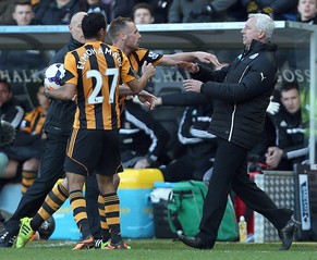 Hulls David Meyler im Clinch mit Newcastle-Manager Alan Pardew.