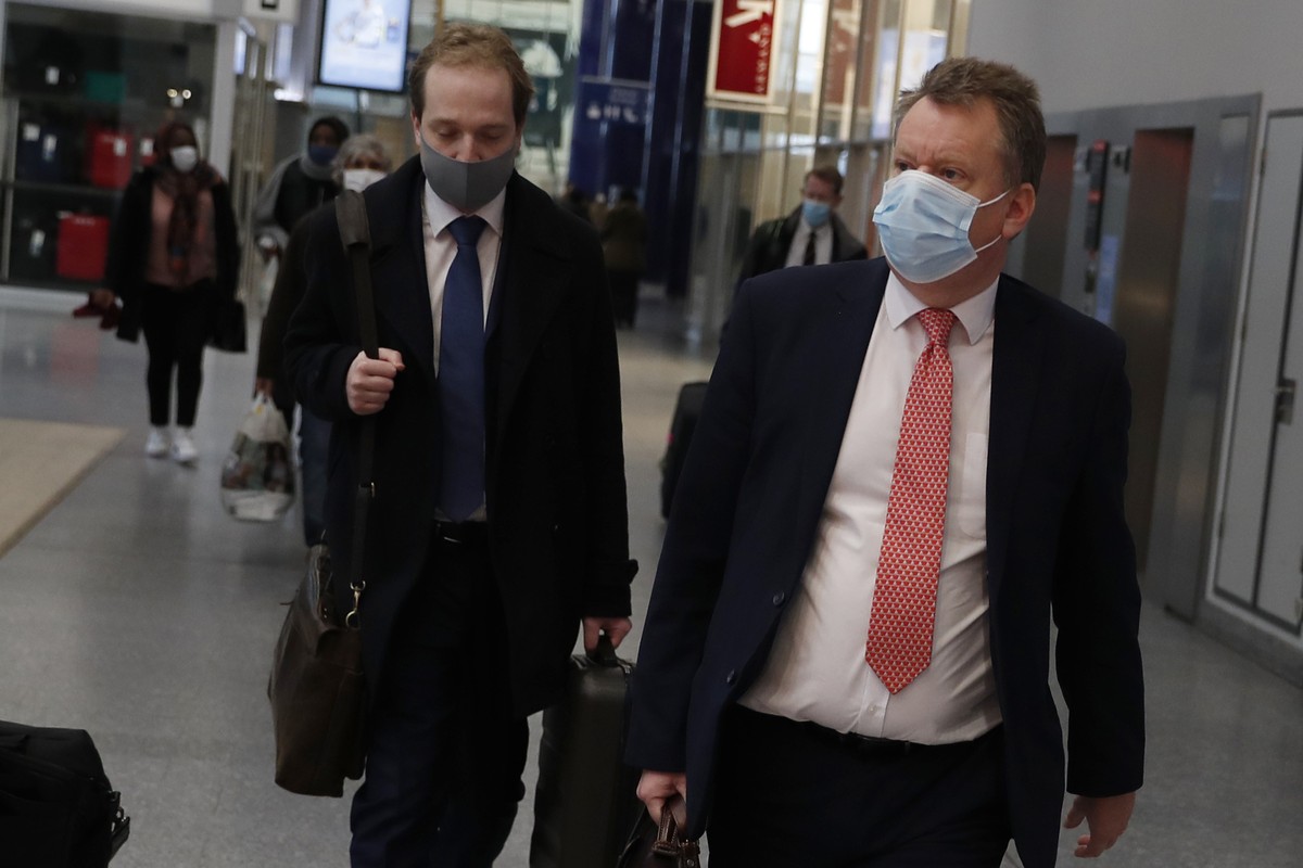 Britain's chief negotiator David Frost, right, wears a protective face mask as he arrives in Brussels for Brexit talks with EU chief negotiator Michel Barnier, Sunday, Dec. 6, 2020. Well beyond a ...
