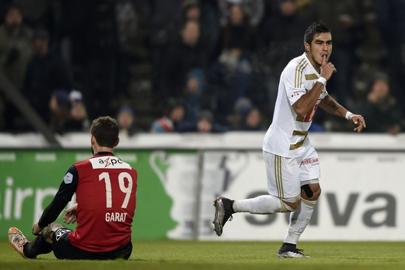 Der Luzerner Dario Lezcano, rechts, jubelt nach dem Tor zum 3-2 gegen Aaraus Juan Pablo Garat, links, im Fussball Viertelfinal Cupspiel zwischen dem FC Aarau und dem FC Luzern im Stadion Bruegglifeld  ...