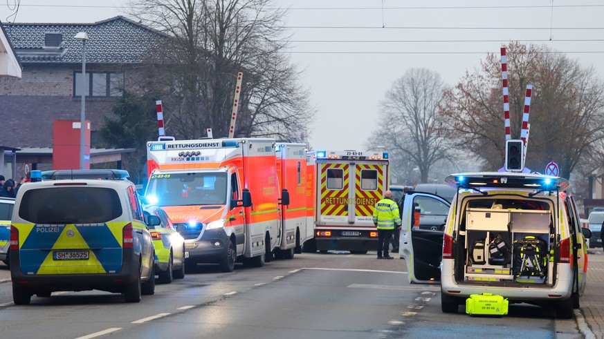 epa10429093 Emergency and rescue services operate at a train crossing in Brokstedt, Germany, 25 January 2023. According to the Schleswig-Holstein state&#039;s interior minister, at least two people we ...