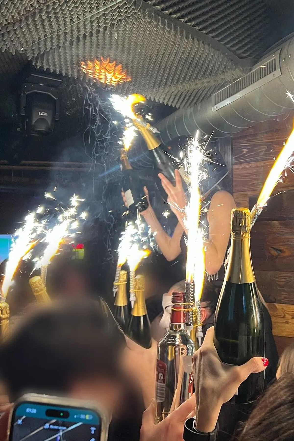 Les cantons suisses ont décidé d’interdire l’usage d’engins pyrotechniques dans les lieux publics dès avril. Une mesure liée notamment aux enquêtes après le drame de Crans-Montana.