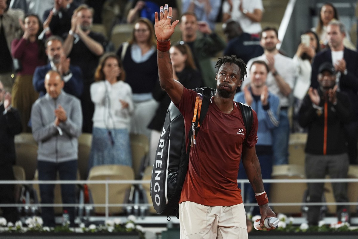France's Gael Monfils waves to the crowd as he leaves the court after losing to Britain's Jack Draper in a second-round match of the French Tennis Open at the Roland-Garros stadium in Paris, ...