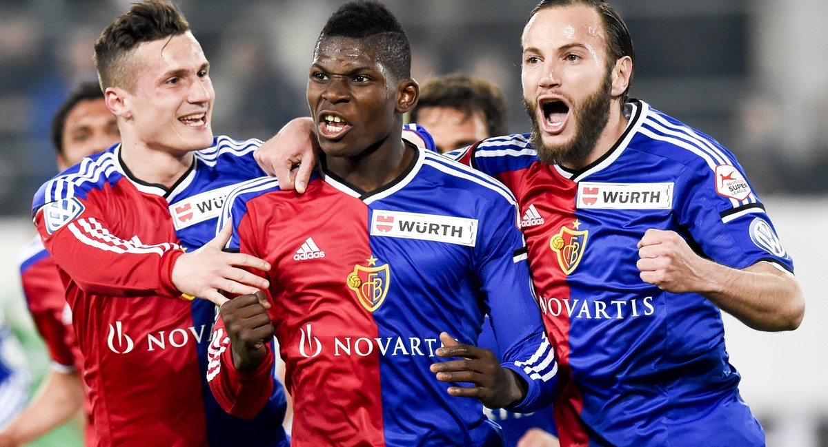 Taulant Xhaka, Breel Embolo, und 0:1 Torschuetze Shkelzen Gashi von Basel, von links, jubeln nach Gashi's Treffer, im Halbfinal des Schweizer Fussball Cup, zwischen dem FC St. Gallen und dem FC B ...