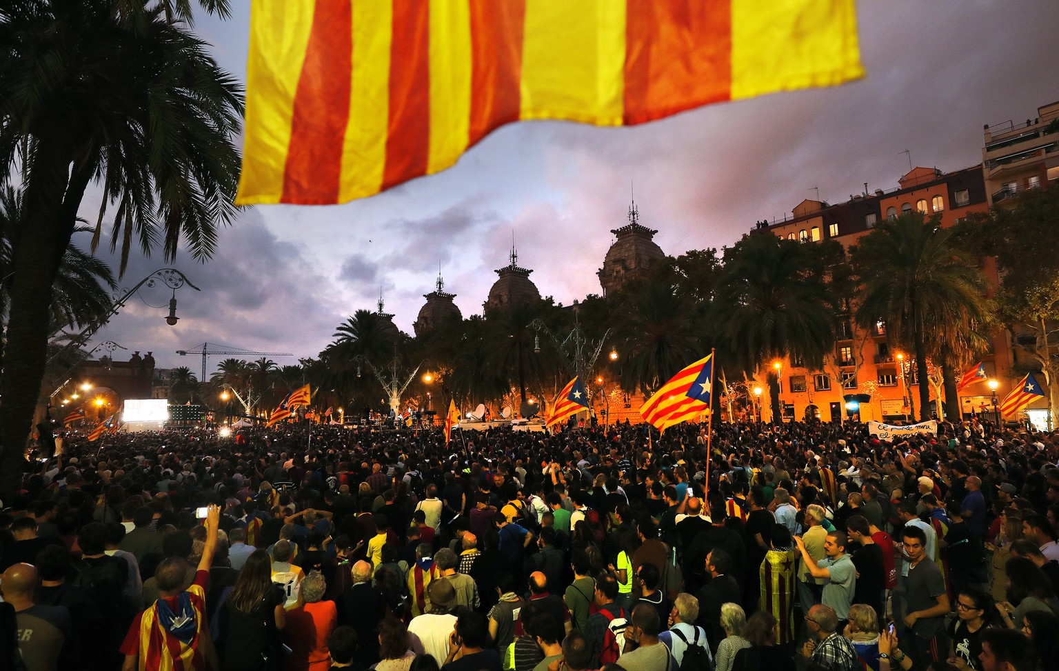 Zehntausende verfolgen die Rede von Puigdemont auf den Strassen Barcelonas.