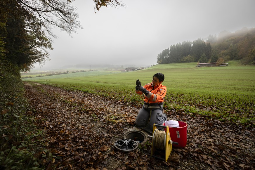 Seraina Kauer, Hydrogeologin und Fachspezialistin Raumplanung und Umwelt bei der Nagra, macht eine Messung des Wasserspiegels des Grundwassers an einer Grundwassermessstelle im Haberstal, aufgenommen  ...