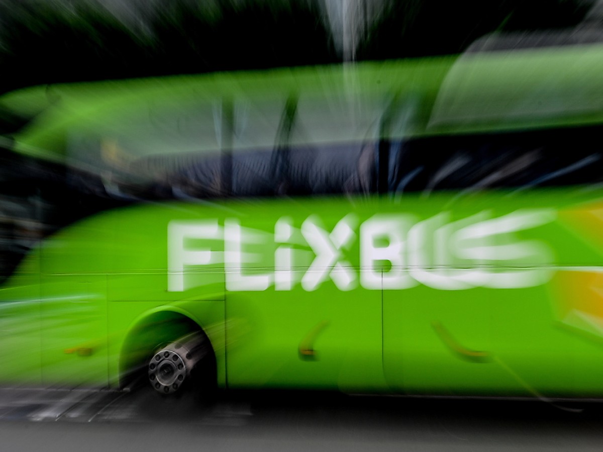 In Deutschland will der Fernbusanbieter Flixbus ebenso wie die Bahn Soldaten in Uniform gratis transportieren. (Archivbild)
