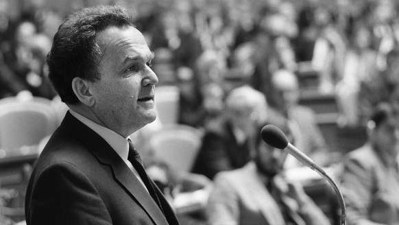 Der frisch gewaehlte Bundesrat Otto Stich spricht vor dem Parlament nach seiner Wahl zum Bundesrat am 7. Dezember 1983 in Bern. (KEYSTONE/Str) === ===