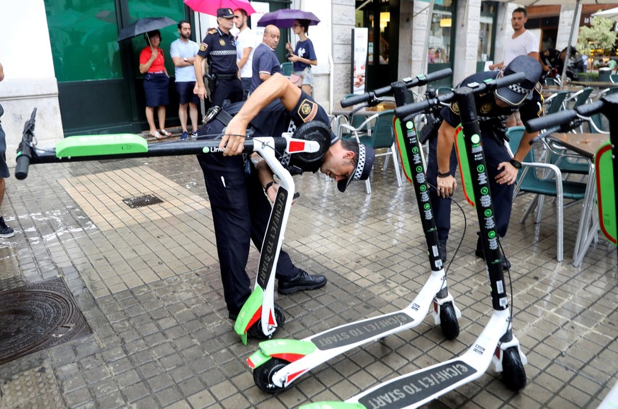 epa06998589 Policemen remove rental electric scooters in Valencia, Spain, 05 September 2018. Valencia&#039;s City Council is removing Lime&#039;s electric vehicles as the US company failed to meet the ...