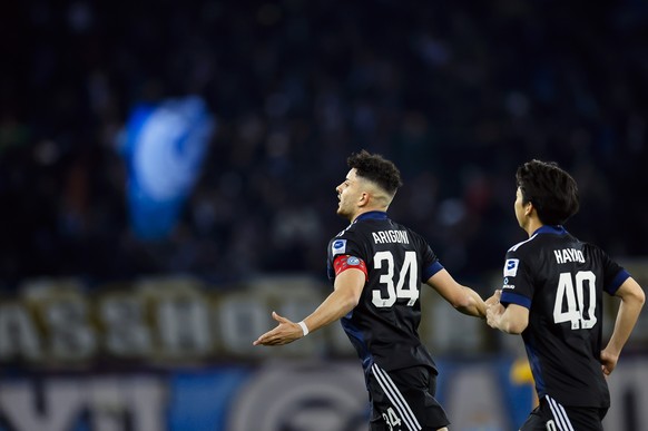 Grasshoppers Allan Arigoni, links, jubelt mit Hoyao Kawabe nach seinem Tor zum 1:0 beim Fussballspiel der Super League zwischen dem Grasshopper Club Zuerich und dem FC Luzern im Letzigrund Stadion, am ...