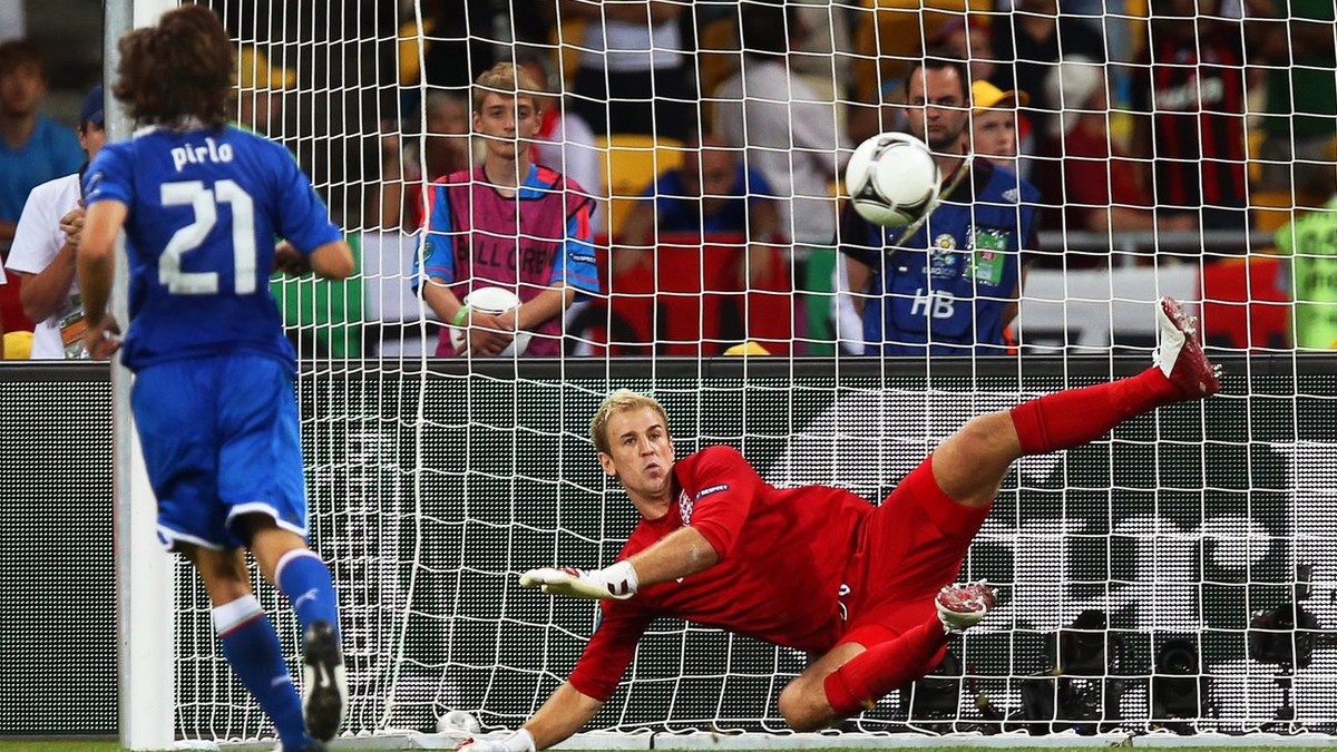 epa03280280 Italy's Andrea Pirlo (L) scores against England goalkeeper Joe Hart (R) during the penalty shootout of the quarter final match of the UEFA EURO 2012 between England and Italy in Kiev, ...