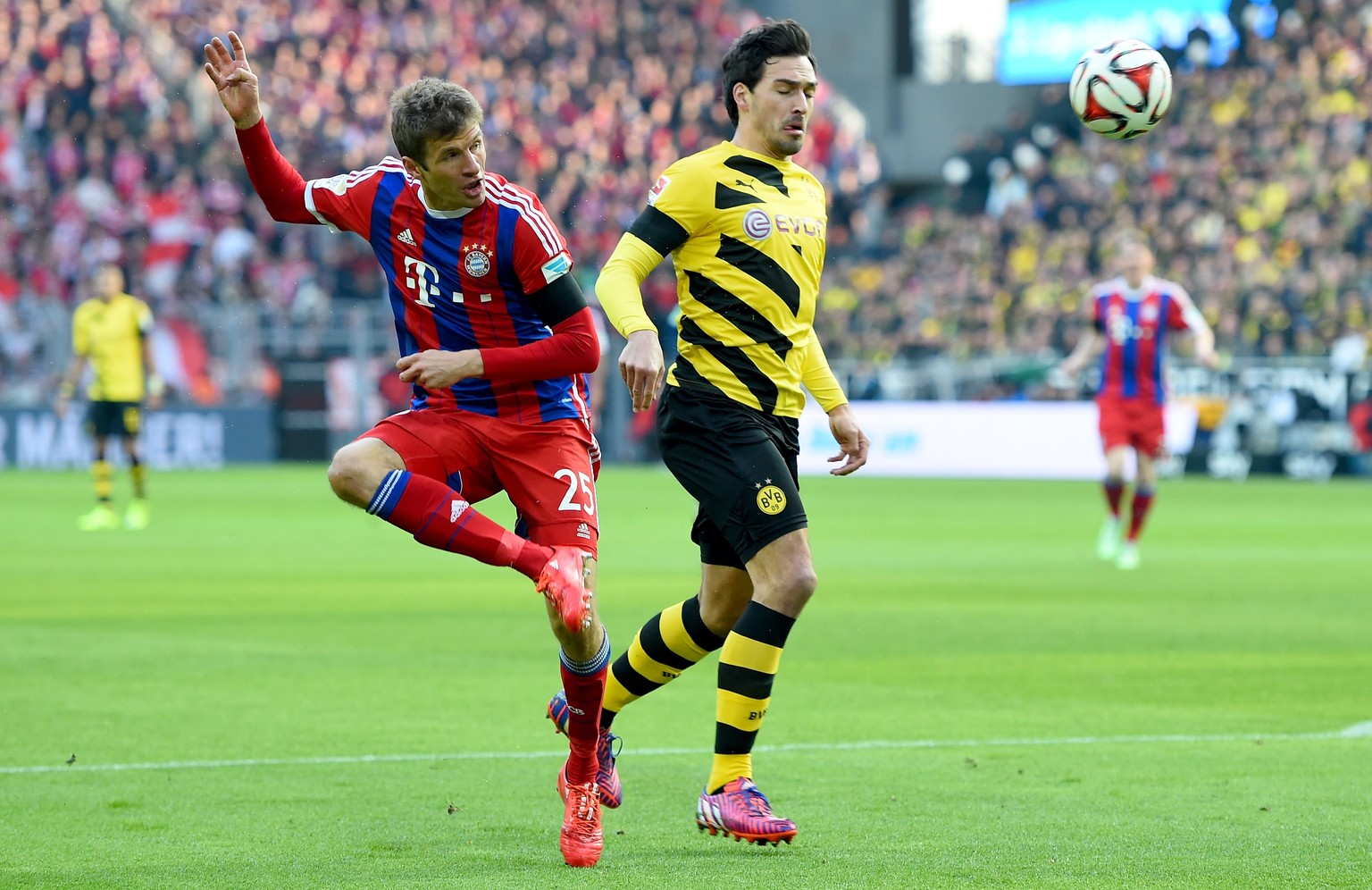 Mit Grimassen zum Erfolg? Thomas Müller und Mats Hummels treffen sich am Sonntag zum grossen Duell.