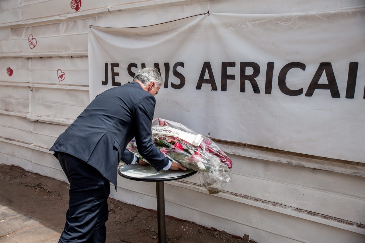 Bundesrat Burkhalter legt am Ort des Attentats Blumen nieder.&nbsp;