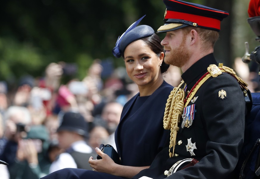 Harry und Meghan fliegen, kassieren Shitstorm und werden von Elton John «gerettet»