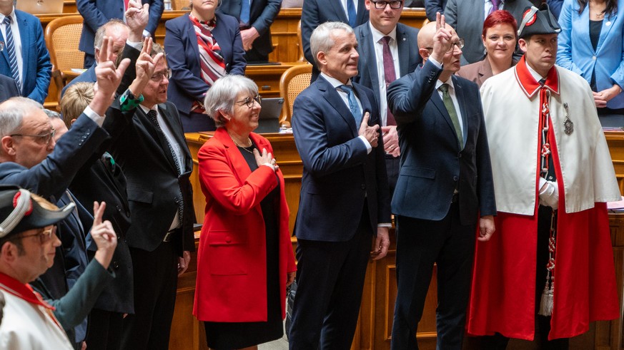 Der neuzusammengesetzte Bundesrat schwoert und verspricht Amtseid oder Geluebde, von links Viola Amherd, Guy Parmelin, Ignazio Cassis, Karin Keller-Sutter, Albert Roesti, Elisabeth Baume-Schneider, un ...