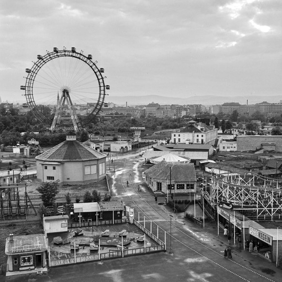 Der Prater, das Vergnuegungsviertel auf der Donauinsel von Wien, aufgenommen in Nachkriegsjahr 1952. (KEYSTONE/PHOTOPRESS-ARCHIV/Str)