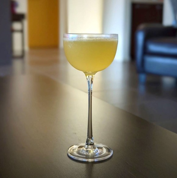 Queen Elizabeth cocktail trockener vermouth benedictine trinken drinks alkohol https://encrypted-tbn0.gstatic.com/images?q=tbn:ANd9GcR1yAANHeCYe4XHksIokoprZVUO4Co_ElO3-h9GJI0kEMDO_8faj4hzYYSOD62NCzc5p ...
