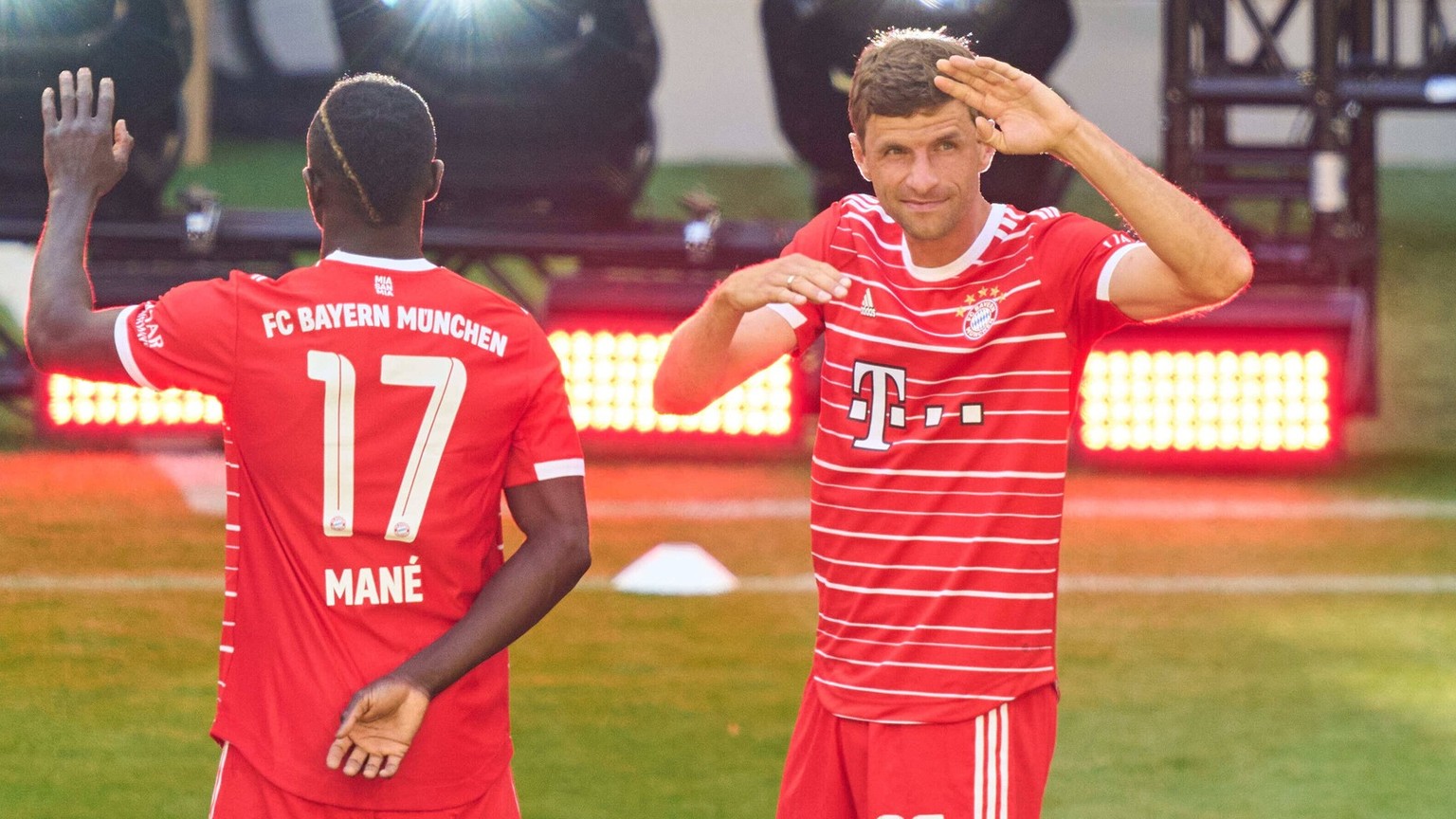 IMAGO / ActionPictures

Sadio Mane (FCB 17) Thomas MUELLER, MÜLLER, FCB 25 in the Team Presentation FC BAYERN MÜNCHEN 1.German Football League on July 16, 2022 in Munich, Germany. Season 2022/2023, 1. ...