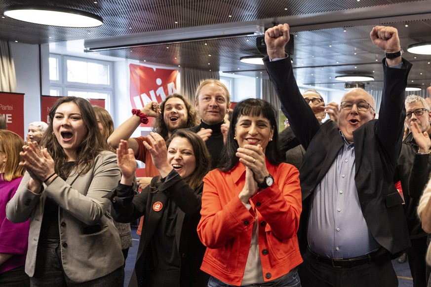 Die Nationalraetinnen Samira Marti, SP-BL, Mattea Meyer, SP-ZH, Vania Alleva, Praesidentin Unia, Pierre-Yves Maillard, Praesident des Schweizerischen Gewerkschaftsbundes SGB, von links, freuen sich ue ...