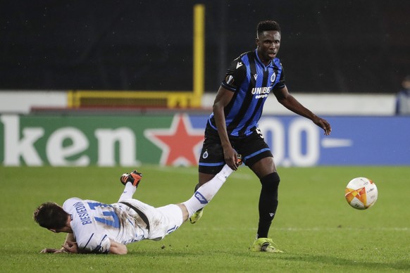 epa09036812 Odilon Kossounou (R) of Brugge in action against Artem Besedin (L) of Kiev during the UEFA Europa League round of 32, second leg soccer match between Club Brugge and Dynamo Kiev in Bruges, ...