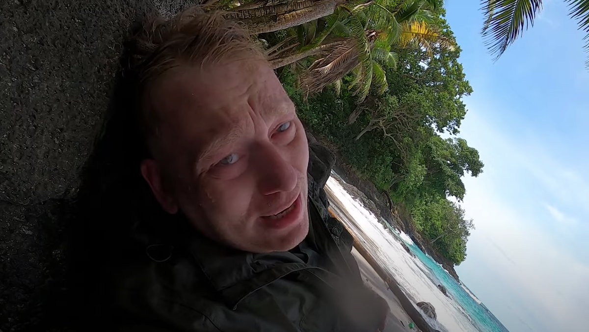 «7 vs. Wild»-Teilnehmer Knossi liegt erschöpft am Strand.