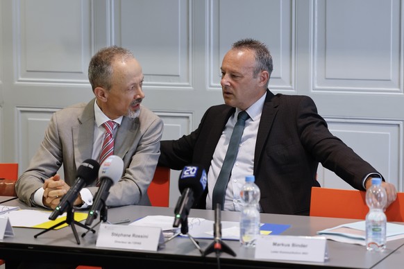 Stephane Rossini, Direktor Bundesamt fuer Sozialversicherungen BSV, rechts, diskutiert mit Bruno Parnisari, Stv. Direktor BSV, Leiter des Geschaeftsfeldes &quot;Mathematik, Analysen und Statistik&quot ...