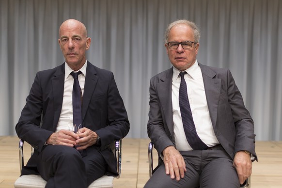 Die Basler Stararchitekten Jacques Herzog, links, und Pierre de Meuron, rechts, aufgenommen am Freitag, 18. September 2015, in Basel. In Basel ist am Freitag das hoechste Gebaeude der Schweiz eingewei ...