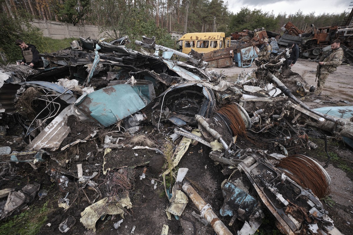 epa10225997 Ukrainian soldiers look at the debris of damaged Russian military machinery in the recently recaptured city of Lyman, Donetsk area, Ukraine, 05 October 2022 amid Russia's military inv ...