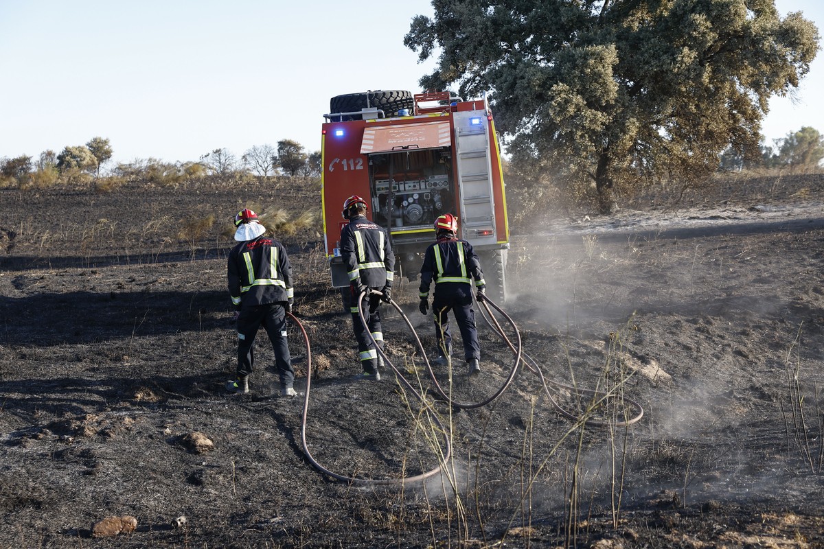 epa12244556 Firefighters work to extinguish the embers of a fire that has affected the towns of Navalcarnero and Villamanta, Madrid, Spain, 18 July 2025. The fire broke out in Mentrida, Toledo, on 17  ...