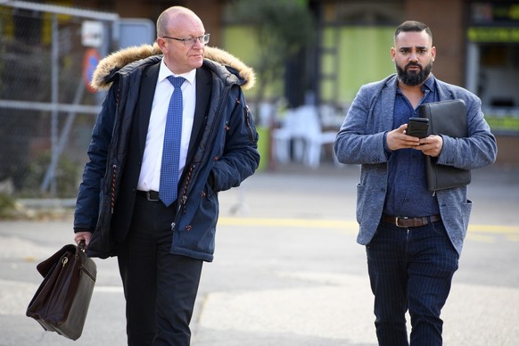 Ruben Ramchurn, droite, president de l&#039;UDC Yverdon arrive avec son avocat et conseiller national Jean-Luc Addor, gauche, arrivent pour son proces devant la justice pour non-respect des mesures Co ...
