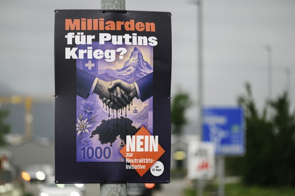 Ein Abstimmungsplakat zum Neutralitaetsinitiative-NEIN, fotografiert am Freitag, 21. August 2026 in Oftrigen. Die Schweizer Stimmbevoelkerung stimmt am 27. September ueber diese Vorlage ab. (KEYSTONE/ ...