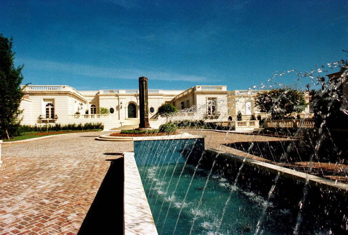 View of the fountains and a sculpture on the grounds of the Maison de l'Amitie estate, Palm Beach, Florida, January 30, 1990. The mansion was demolished in 2016. (Photo by Davidoff Studios/Getty  ...