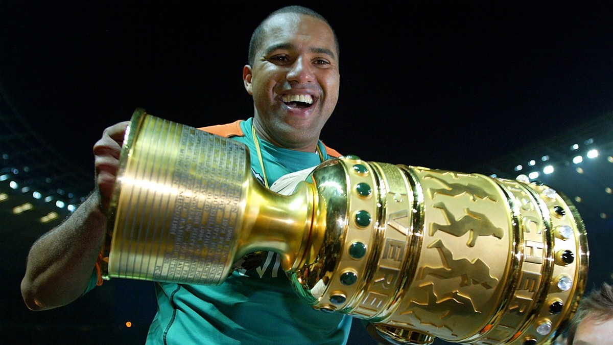 Bremen's Brazilian player Ailton holds the cup after winning the German Soccer Cup Final between Werder Bremen and second divisioner Alemannia Aachen in Berlin, Saturday May 29, 2004. (KEYSTONE/A ...