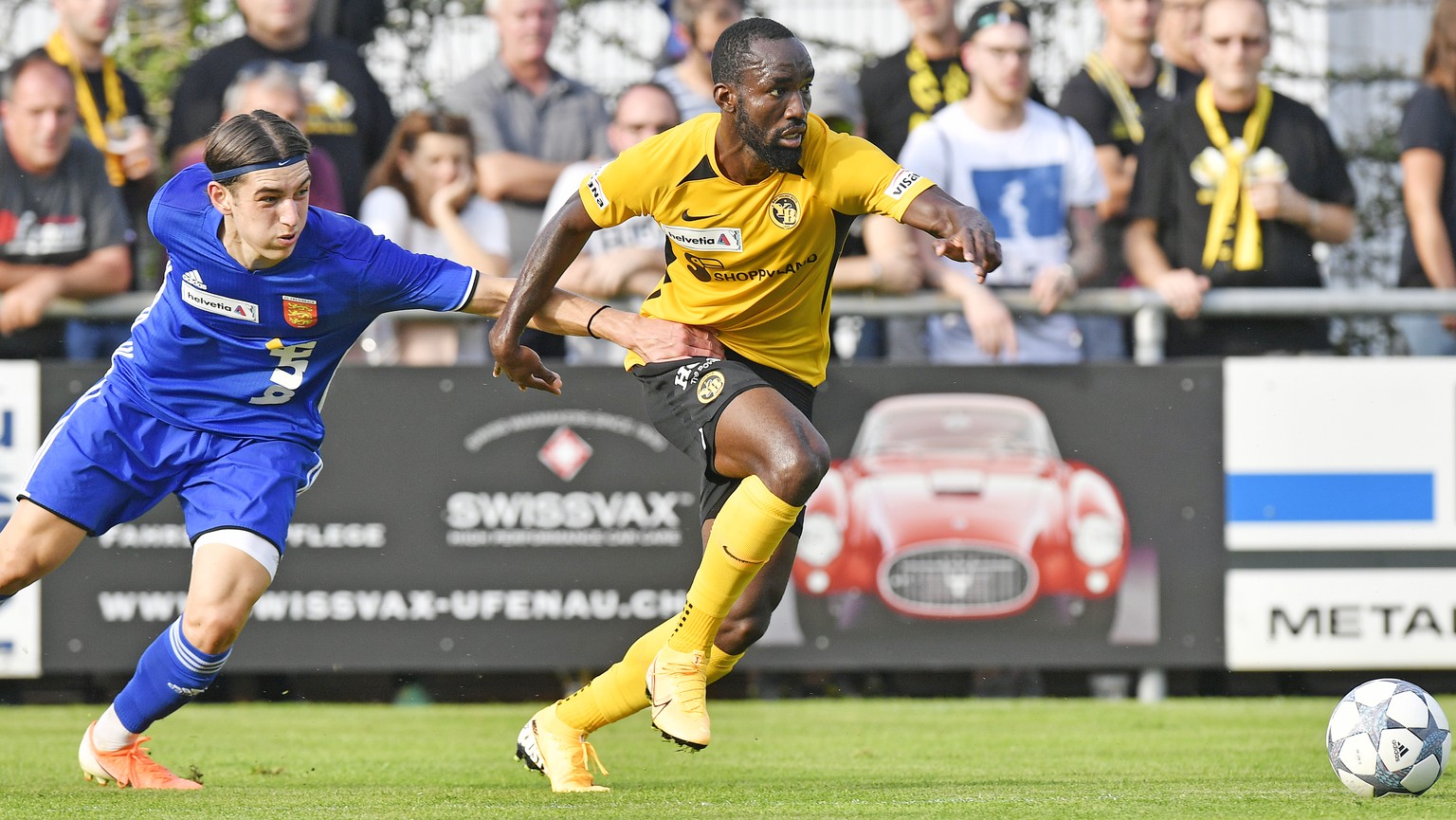 Nicolas Moumi Ngamaleu (YB), rechts, gegen Freienbach&#039;s Mattia Desole, links, beim Fussballcup 1/16 - Finalspiel FC Freienbach gegen die BSC Young Boys in Freienbach am Samstag, 14. September 201 ...