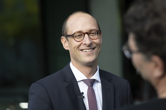 Martin Candinas (Die Mitte) nach der Wahl in den Nationalrat, am Sonntag, 22. Oktober 2023 in Chur. Die Schweizer Buergerinnen und Buerger waehlen das Bundesparlament mit den beiden Kammern Nationalra ...