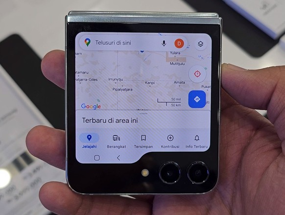 Google Maps auf dem Aussen-Display des Flip 5.