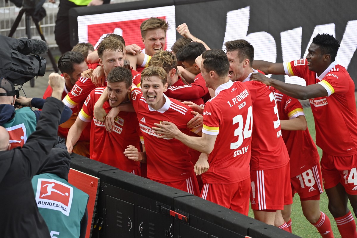 epa09220232 FC Union players celebrate with fans during the German Bundesliga soccer match between FC Union Berlin and RB Leipzig in Berlin, Germany, 22 May 2021. EPA/JOHN MACDOUGALL / POOL CONDITIONS ...