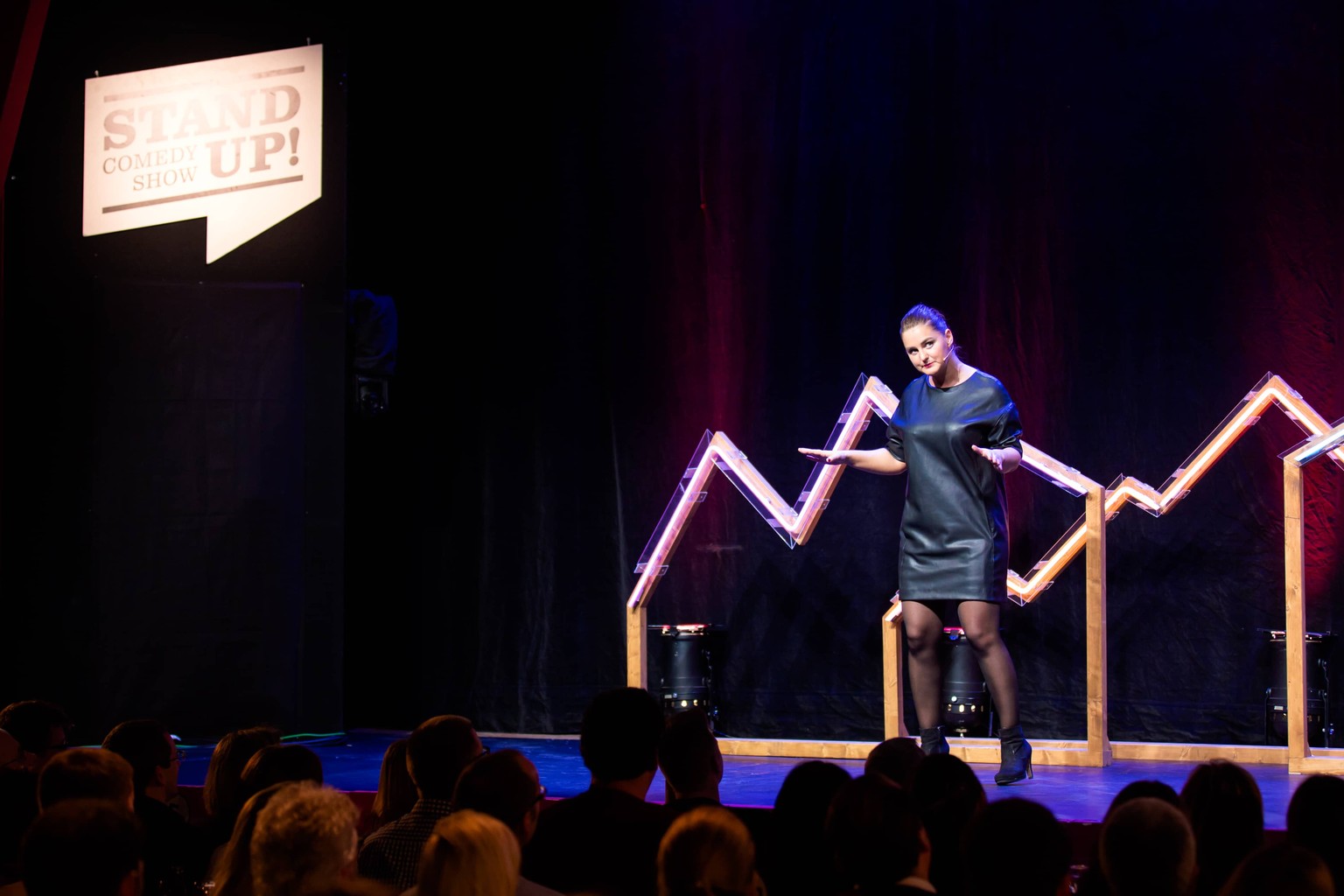 Ágota Dimén am StandUp! Comedy Event im Bernhard Theater.