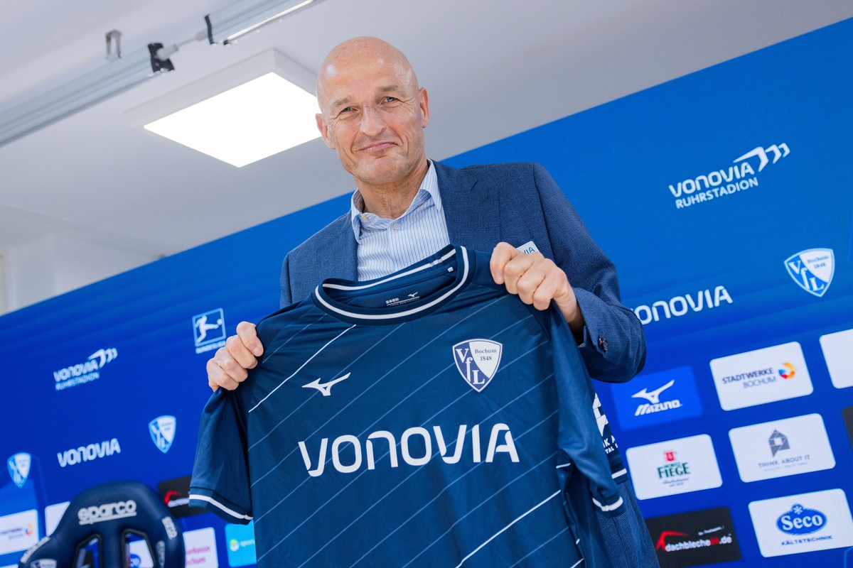 03.06.2024, Nordrhein-Westfalen, Bochum: Fu�ball: Bundesliga, Pk des VfL Bochum zur Vorstellung des neuen Trainers, Vonovia Ruhrstadion. Peter Zeidler h�lt ein Trikot auf dem Podium. Foto: Rolf Vennen ...