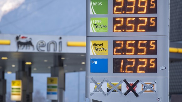 Eine Eni Tankstelle an der A-2 Autobahnraststaette Erstfeld praesentiert seine Benzinpreise am Donnerstag, 10. Maerz 2022, in Erstfeld im Kanton Uri. Wegen dem Krieg in der Ukraine sind die Rohoelprei ...