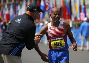 Meb Keflezighi wird von Greg Meyer, dem letzten amerikanischen Sieger, beglückwünscht.