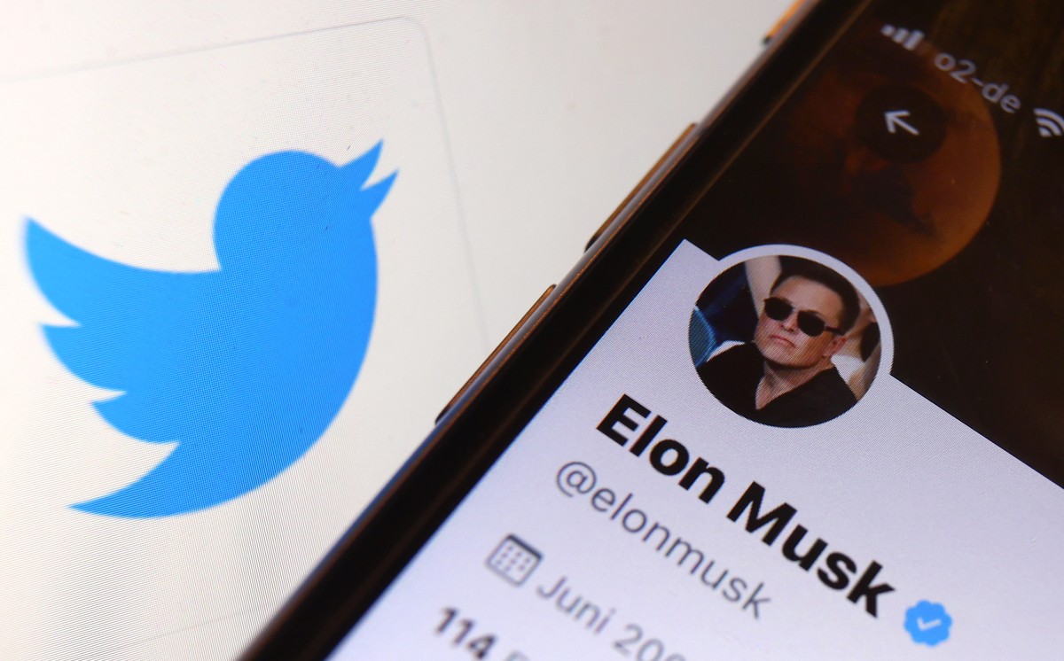ARCHIV - 26.04.2022, Bayern, Kempten: ILLUSTRATION - Der Twitter-Account von Elon Musk ist vor dem Logo der Nachrichten-Plattform Twitter zu sehen. (zu dpa: