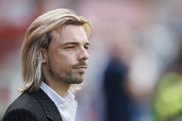 Le directeur sportif du FC Sion Barthelemy Constantin regarde ses joueurs avant la rencontre du championnat de football de Super League entre le FC Sion et le FC Lausanne-Sport (LS) ce samedi, 27 juil ...