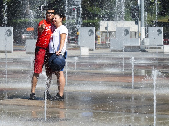 Ein &quot;cooles&quot; Selfie schiessen zwei Touristen auf der Place des Nations in Genf.