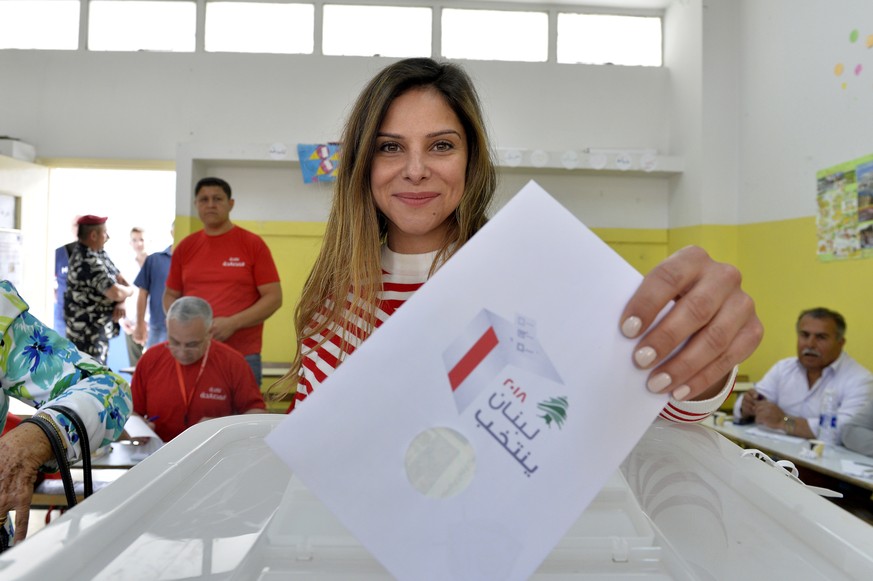 Eine Libanesin gibt ihre Stimme ab.