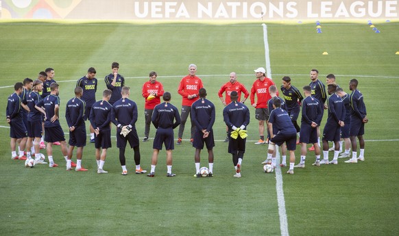 epa07086262 Switzerland&#039;s head coch Vladimir Petkovic (C) leads a training session at King Baudouin Stadium, Brussels, Belgium, 11 October 2018. Switzerland will face Belgium in their UEFA Nation ...