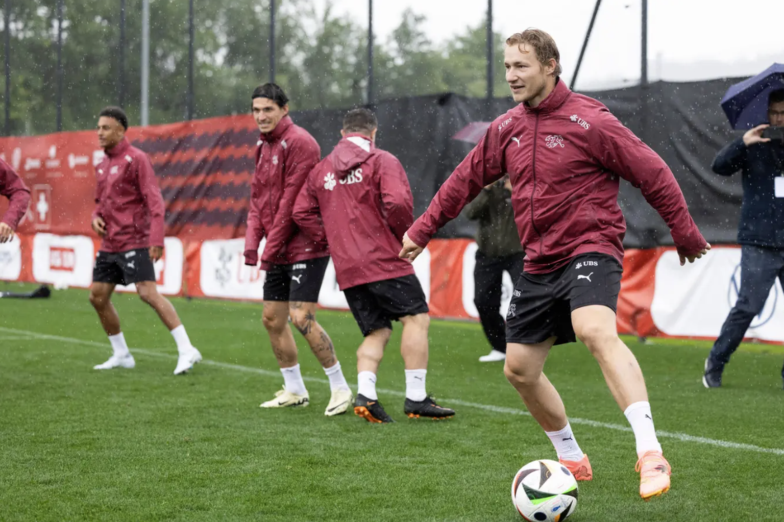 Marco Odermatt im Nati-Training: Der Ski-Star macht am Ball ziemlich gute Figur.